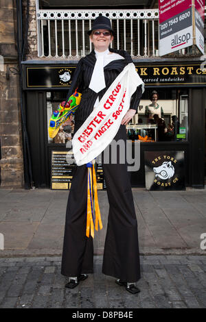 Chester, Regno Unito 2 Giugno, 2013. Stilt Walker Sarah Isacco, 21 da Chester Circus Magica a Chester il Carnevale dei giganti che segna il sessantesimo anniversario della sua maestà della incoronazione anno. 60 caratteri giganti sono stati creati da esperti di Chester città gigante. I Giganti e le loro squadre celebrare Elizabeth II per il Giubileo incoronazione con il tema di bug per evidenziare la situazione di umile Bumble Bee. Credito: Conrad Elias/Alamy Live News Foto Stock