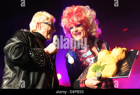 Il cantante Heino ottiene una torta da Drag Queen Olivia Jones sul palcoscenico del Große Freiheit 36 ad Amburgo, Germania, 01 giugno 2013. Il 74-anno-vecchio cantante promuove il suo primo numero uno album in Album tedesco grafici, 'Messa freundlichen Gruessen'. Foto: Angelika Warmuth Foto Stock