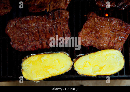 Barbecue grigliate di carne di manzo e patate preparate con panna e formaggio Foto Stock