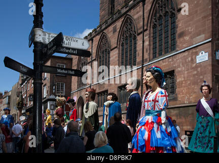 Chester, Regno Unito 2 Giugno, 2013. Folle di East Gate street e segni a Chester il Carnevale dei giganti che segna il sessantesimo anniversario della sua maestà della incoronazione anno. 60 caratteri giganti sono stati creati da esperti di Chester città gigante. I Giganti e le loro squadre celebrare Elizabeth II per il Giubileo incoronazione con il tema di bug per evidenziare la situazione di umile Bumble Bee. Credito: Conrad Elias/Alamy Live News Foto Stock