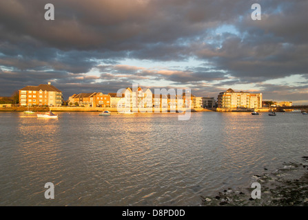 Nel tardo pomeriggio sun mette in evidenza uno sviluppo del waterfront homes accanto al fiume Adur nel West Sussex, in Inghilterra del sud. Foto Stock