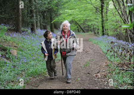 Nonna e nipote a piedi attraverso un bluebell legno in Faceby nel North York Moors Foto Stock