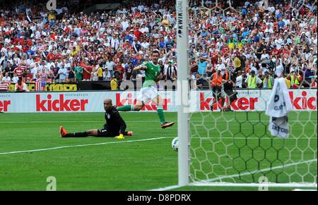 Miroslav KLOSE di punteggi in Germania un fuorigioco gol contro il goalie Tim Howard degli Stati Uniti durante l'amichevole internazionale partita di calcio tra gli Stati Uniti e la Germania a Robert F. Kennedy Memorial Stadium di Washington (Distretto di Columbia), USA, 02 giugno 2013. Foto: Thomas Eisenhuth/dpa +++(c) dpa - Bildfunk+++ Foto Stock