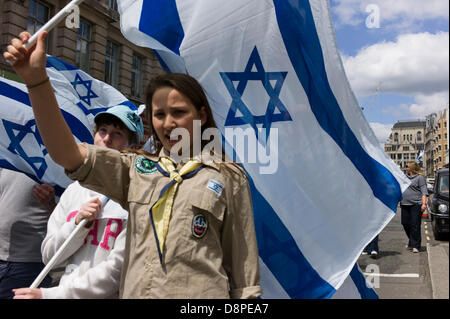 Londra, Regno Unito. 2 Giugno, 2013. Più vicino a Israele 65, sfilano verso il basso Haymarket, verso Trafalgar Square Londra Credito: Rena perla/Alamy Live News Foto Stock