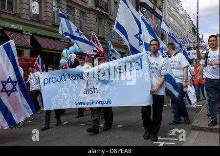 Londra, Regno Unito. 2 Giugno, 2013. Più vicino a Israele 65, sfilano verso il basso Haymarket, verso Trafalgar Square Londra Credito: Rena perla/Alamy Live News Foto Stock