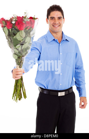Romantico giovane dando mazzo di rose isolato su bianco Foto Stock