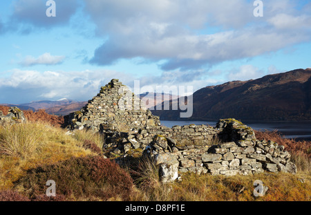 Rovinato in pietra a secco nero "casa" Croft si affaccia su Loch Carron Wester Ross Highlands scozzesi UK Foto Stock