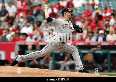 Anaheim, California, USA. 2 Giugno 2013. Houston Astros a partire lanciatore Giordania Lyles (18) passi durante il Little League giorno e il gioco tra la Houston Astros e il Los Angeles Angeli a Angel Stadium il 2 giugno 2013 ad Anaheim, in California. Rob Carmell/CSM/Alamy Live News Foto Stock