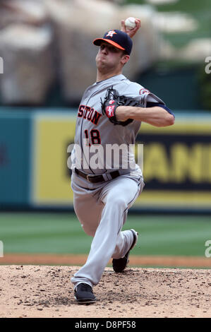 Anaheim, California, USA. 2 Giugno 2013. Houston Astros a partire lanciatore Giordania Lyles (18) passi durante il Little League giorno e il gioco tra la Houston Astros e il Los Angeles Angeli a Angel Stadium il 2 giugno 2013 ad Anaheim, in California. Rob Carmell/CSM/Alamy Live News Foto Stock