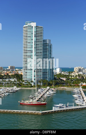 Antenna vista panoramica degli edifici e barche a sud di Miami Beach Foto Stock