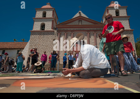 Artista dipingere all Imadonnari Street Painting Festival del 2013. Santa Barbara, CA vecchia missione Foto Stock