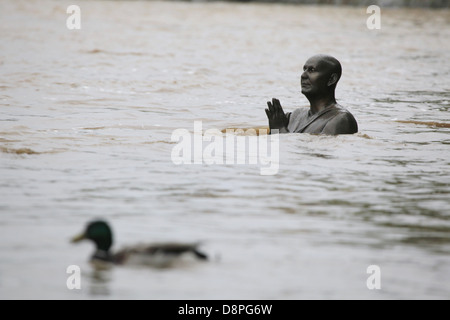 Statua di leader spirituale indiana Sri Chinmoy. Alluvione a Praga, nella Repubblica Ceca il 2 giugno 2013. Foto Stock