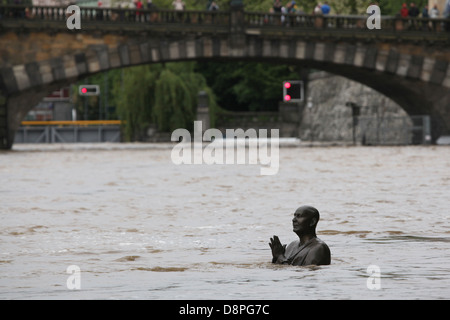 Statua di leader spirituale indiana Sri Chinmoy. Alluvione a Praga, nella Repubblica Ceca il 2 giugno 2013. Foto Stock