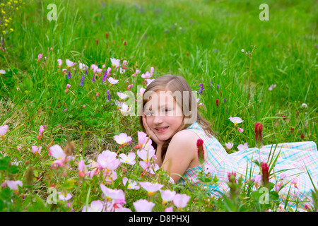 Bellissimi bambini Ragazza sul prato primavera con fiori di papavero Foto Stock