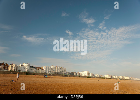 La spiaggia di Brighton con Kemp Town in background. Foto Stock