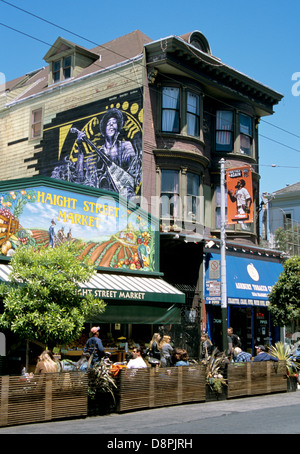 I residenti locali e turisti sedersi fuori cafe a Haight Street Market su Haight Street nel Haight Ashbury district Foto Stock