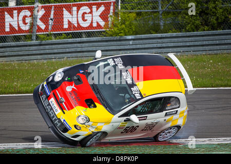 Nurburg, Germania. Il 1 giugno 2013. Trofeo Abarth &AMP; Selenia Serie da Nurburgring in Germania. 506 Arne Kummerburger - rotoli la sua Abarth in gara 1 Credito: Azione Plus immagini di sport/Alamy Live News Foto Stock