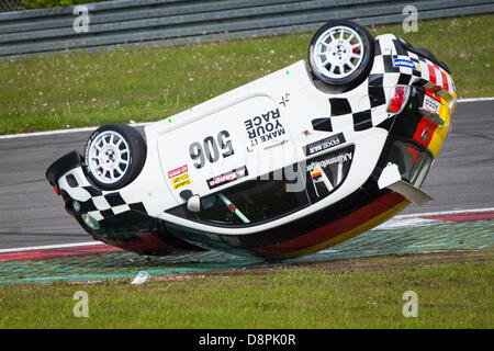 Nurburg, Germania. Il 1 giugno 2013. Trofeo Abarth &AMP; Selenia Serie da Nurburgring in Germania. 506 Arne Kummerburger - rotoli la sua Abarth in gara 1 Credito: Azione Plus immagini di sport/Alamy Live News Foto Stock