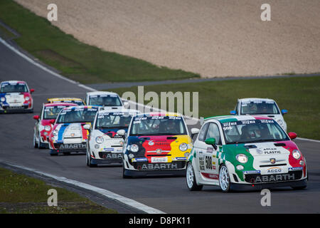 Nurburg, Germania. Il 1 giugno 2013. Unione Trofeo Abarth - Gara 1 come la testa di campo in salita tighly trefolato Nurburgring in Germania. Foto Stock