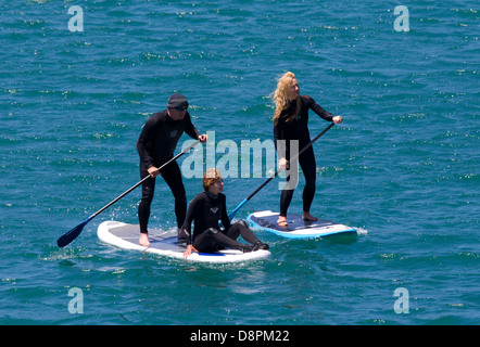 Paddle Surf per tutta la famiglia in muta Foto Stock