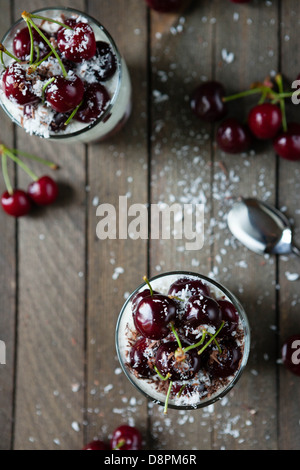 Due dessert con ciliegie e panna alla vaniglia e cioccolato, cibo close up Foto Stock