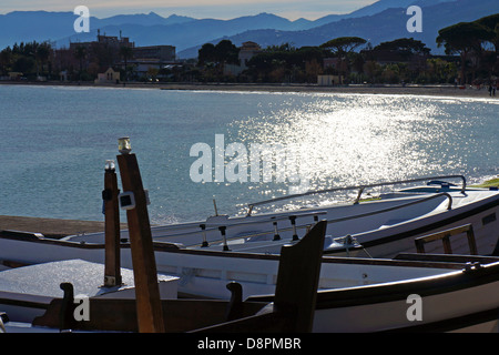 Barche in mare al tramonto in Sicilia Foto Stock