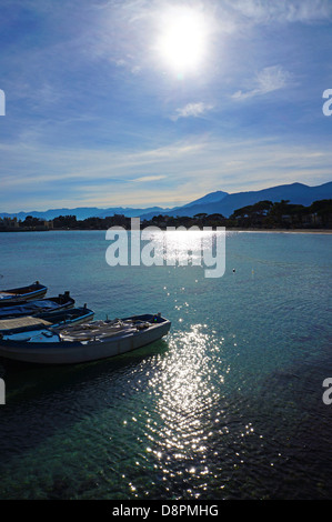 Barche di pescatori in mare in controluce Foto Stock