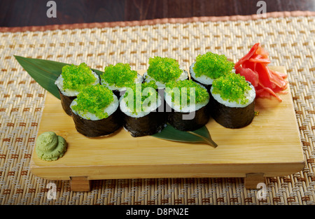 Tobiko (flying fish roe) Gunkan maki sushi.Rotolo di pesce affumicato Foto Stock