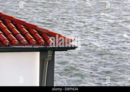Sul tetto della casa vicino al mare. Foto scattata in Algorta, Getxo, Paesi Baschi, Spagna. Foto Stock