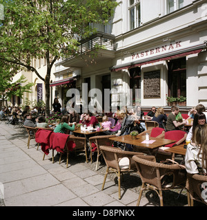 Berlino Germania persone gustare brunch all'aperto presso il Pasternak Cafe in Prenzlauer Berg Foto Stock