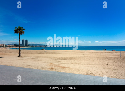 Guardando attraverso la spiaggia di Barceloneta a Barcellona Foto Stock