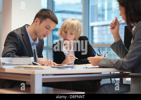 La gente di affari contratto di revisione durante la riunione con la femmina executive Foto Stock