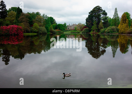 Sheffield casa signorile e giardini riflettere su un lago ancora Foto Stock