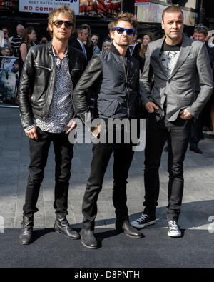 Londra, Regno Unito. 2 Giugno, 2013. Muse assiste la Premiere Mondiale della guerra mondiale Z all'Impero Leicester Square, Londra. Persone nella foto: Dominic Howard, Matthew Bellamy, Chris Wolstenholme. Foto di Julie Edwards Foto Stock