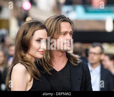 Londra, Regno Unito. 2 Giugno, 2013. Brad Pitt e Angelina Jolie assiste la Premiere Mondiale della guerra mondiale Z all'Impero Leicester Square, Londra. Persone nella foto: Angelina Jolie e Brad Pitt. Foto di Julie Edwards Foto Stock