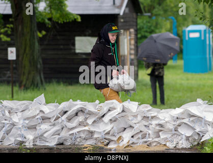 Praga, Repubblica Ceca. 2 Giugno 2013. Volontari costruire un anti-flood barrier in Ceske Budejovice, Repubblica Ceca, domenica 2 giugno, 2013. Forti precipitazioni causare inondazioni lungo i fiumi nel nord, centrale, occidentale, meridionale e in parte di Boemia orientale regioni. (CTK foto/Davis Veis/Alamy Live News) Credito: CTK/Alamy Live News Foto Stock