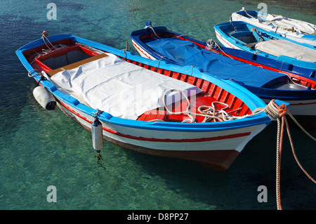 Colorfull in legno di barche da pesca in acqua cristallina Foto Stock