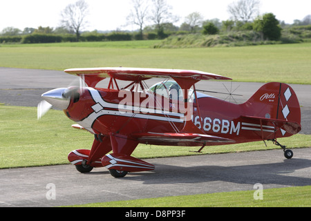 Pitts stunt speciale ad alte prestazioni aereo acrobatico sulla pista di rullaggio a Breighton airfield,Yorkshire, Regno Unito Foto Stock