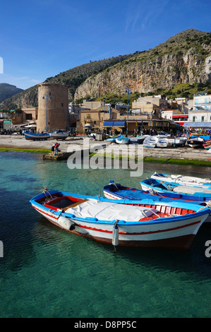 Ormeggiate barche da pesca sul mare cristallino della Sicilia Foto Stock