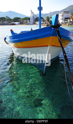 Prua di un giallo barca da pesca sul mare cristallino Foto Stock