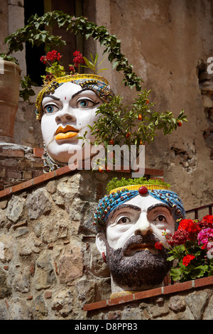 Ceramiche siciliane come decorazione, il centro storico di Taormina, Sicilia, Italia Foto Stock