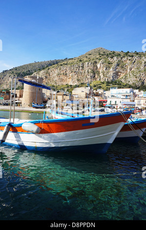 Rosso di barche da pesca su acque trasparenti a Mondello, Sicilia Foto Stock