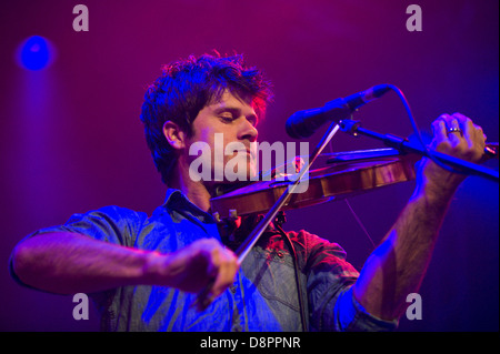 Seth Lakeman suona il violino con la sua band sul palco a Hay Festival 2013 Hay on Wye Powys Wales UK Foto Stock