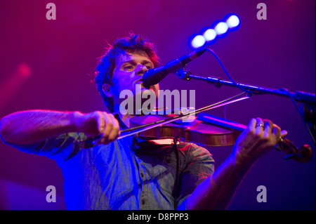 Seth Lakeman suona il violino con la sua band sul palco a Hay Festival 2013 Hay on Wye Powys Wales UK Foto Stock