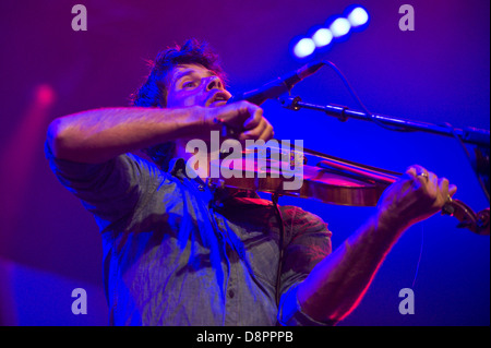 Seth Lakeman suona il violino con la sua band sul palco a Hay Festival 2013 Hay on Wye Powys Wales UK Foto Stock