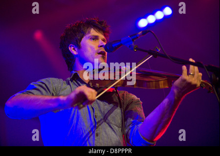 Seth Lakeman suona il violino con la sua band sul palco a Hay Festival 2013 Hay on Wye Powys Wales UK Foto Stock