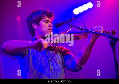 Seth Lakeman suona il violino con la sua band sul palco a Hay Festival 2013 Hay on Wye Powys Wales UK Foto Stock