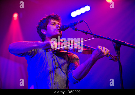 Seth Lakeman suona il violino con la sua band sul palco a Hay Festival 2013 Hay on Wye Powys Wales UK Foto Stock