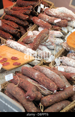Essiccato salsicce su un mercato gli operatori in stallo. Foto Stock