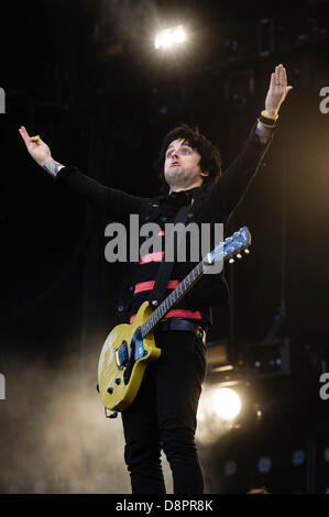 Green Day riproduce l'Emirates Stadium il 01/06/2013 presso l'Emirates Stadium, Londra. Persone nella foto: Billie Joe Armstrong. Foto di Julie Edwards Foto Stock